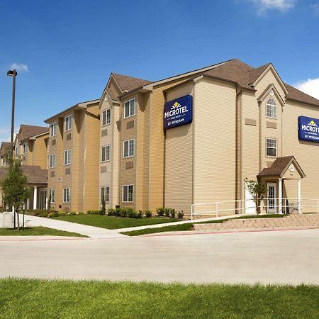 Microtel Inn & Suites Kenedy Екстер'єр фото