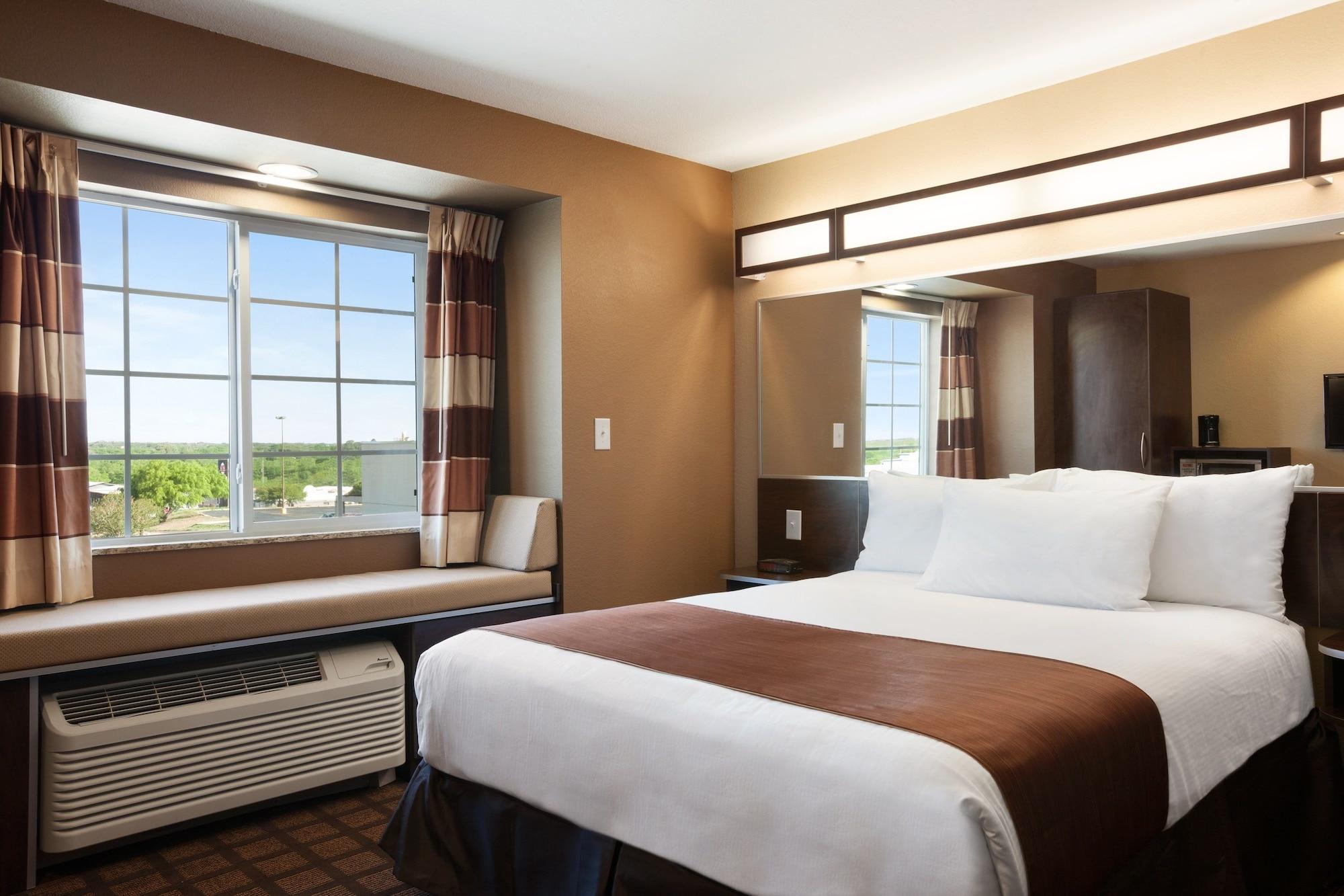 Microtel Inn & Suites Kenedy Екстер'єр фото