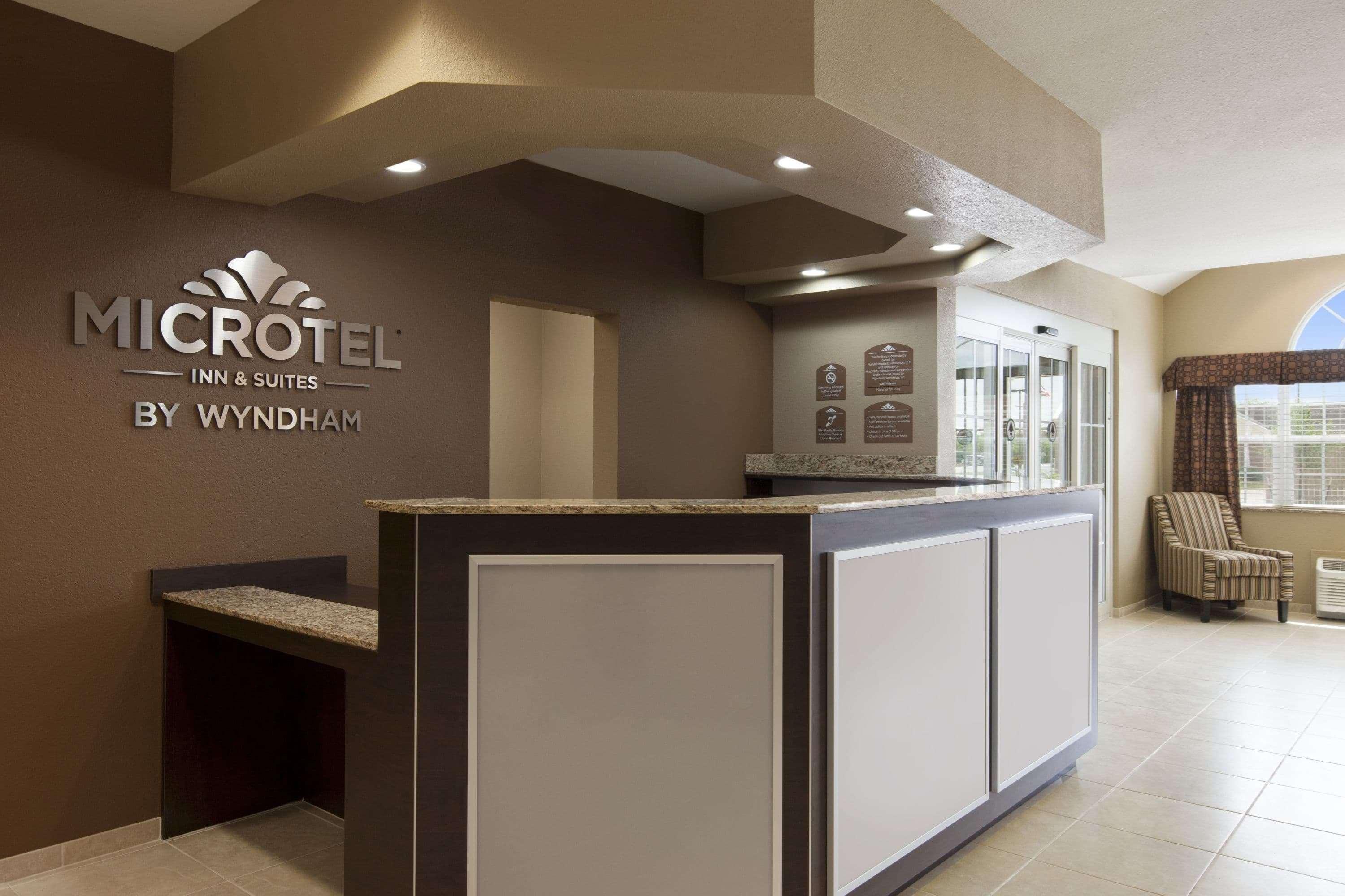 Microtel Inn & Suites Kenedy Екстер'єр фото