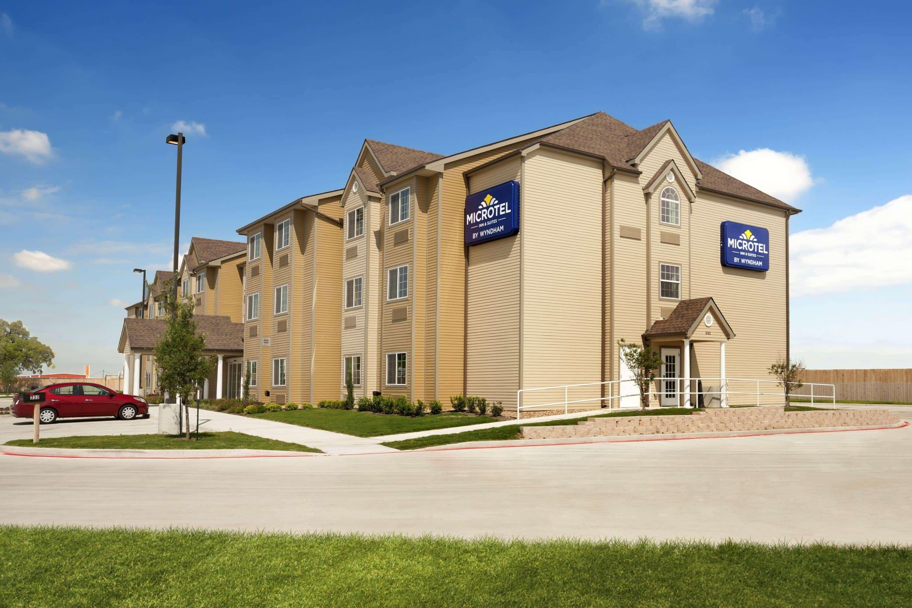 Microtel Inn & Suites Kenedy Екстер'єр фото