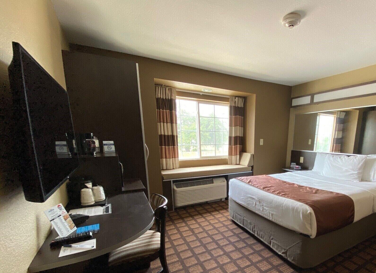 Microtel Inn & Suites Kenedy Екстер'єр фото