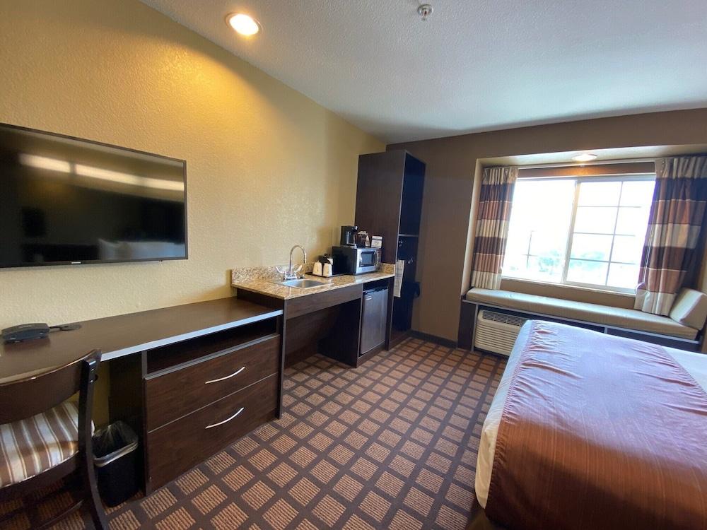 Microtel Inn & Suites Kenedy Екстер'єр фото
