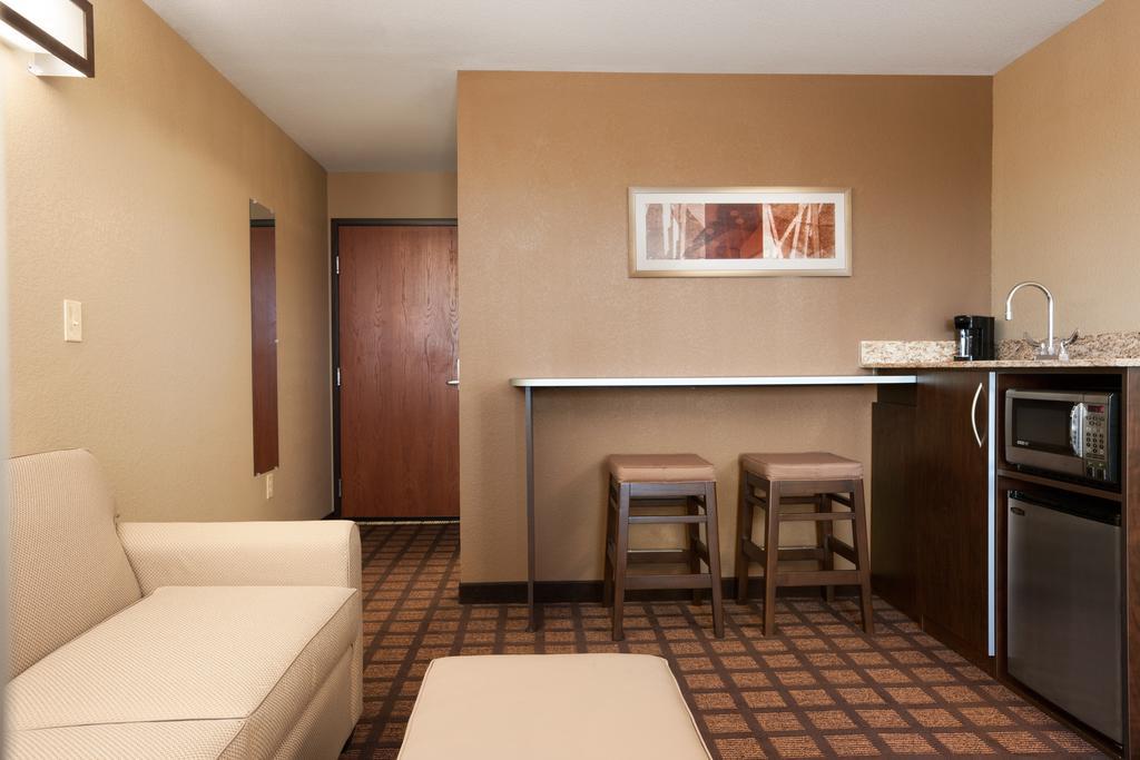 Microtel Inn & Suites Kenedy Екстер'єр фото