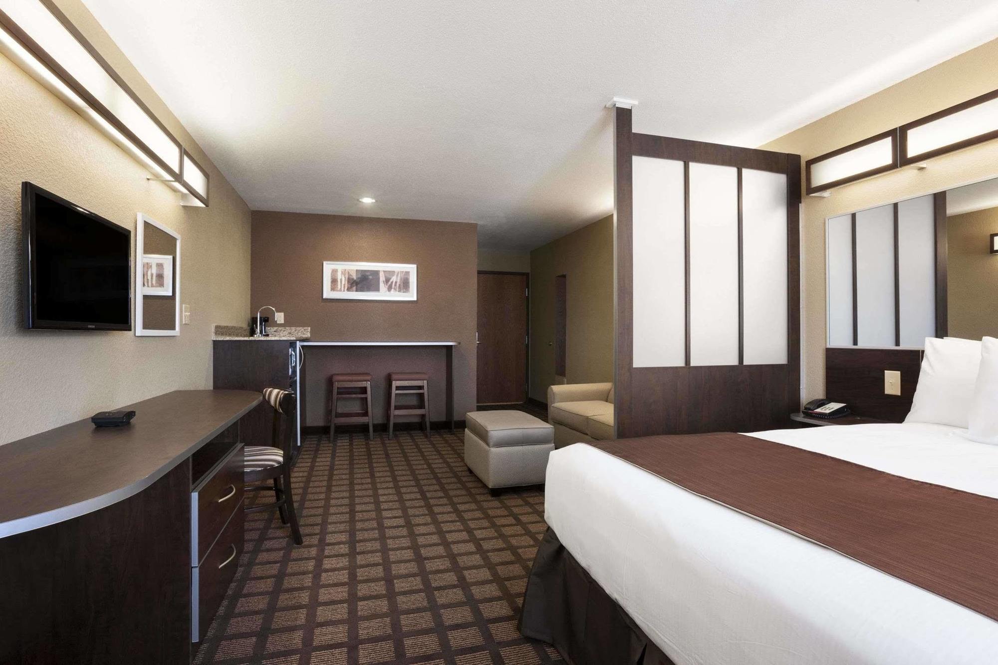 Microtel Inn & Suites Kenedy Екстер'єр фото