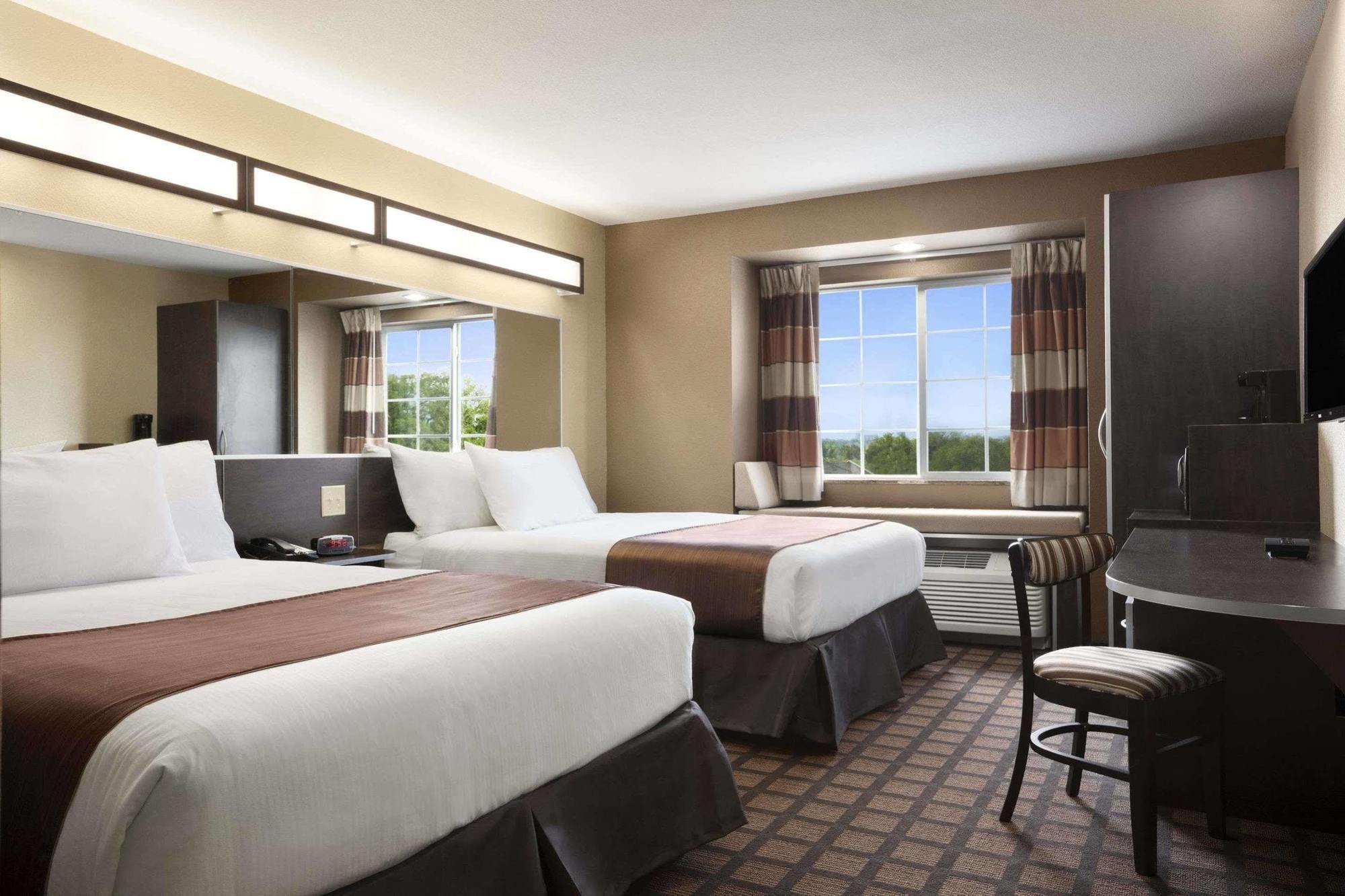Microtel Inn & Suites Kenedy Екстер'єр фото