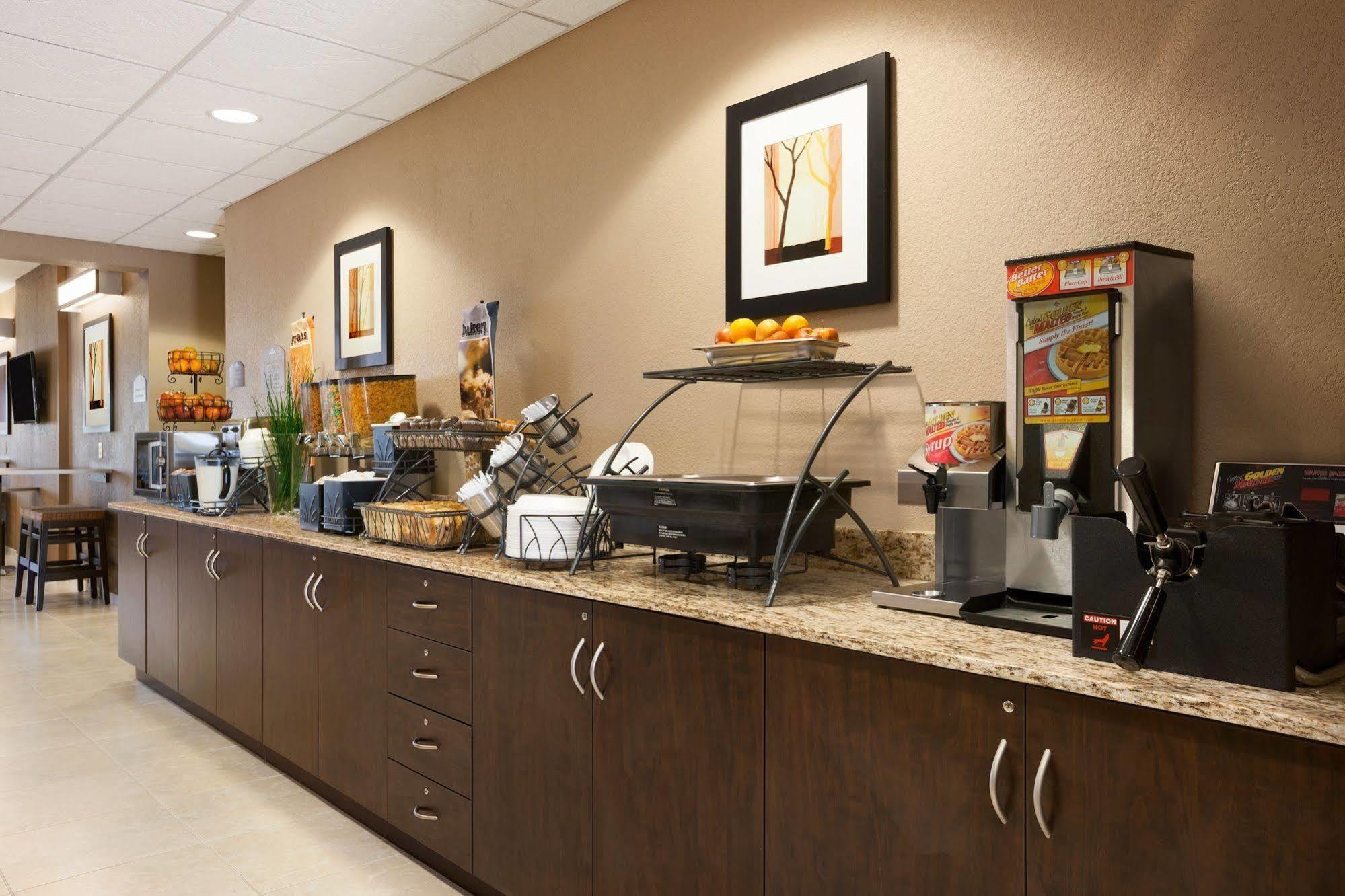 Microtel Inn & Suites Kenedy Екстер'єр фото