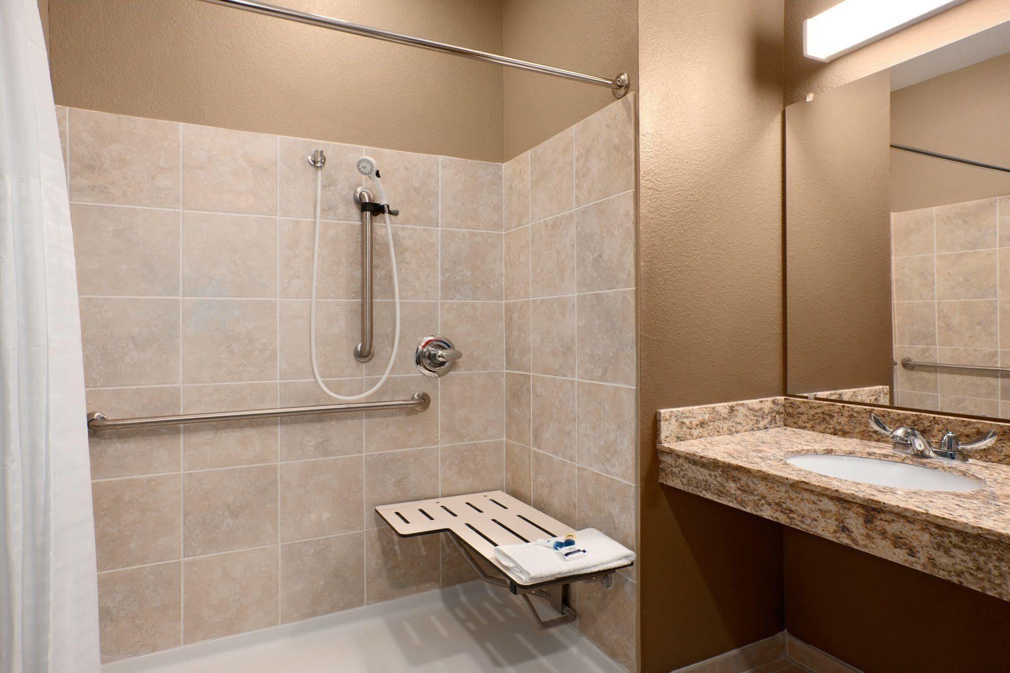 Microtel Inn & Suites Kenedy Екстер'єр фото