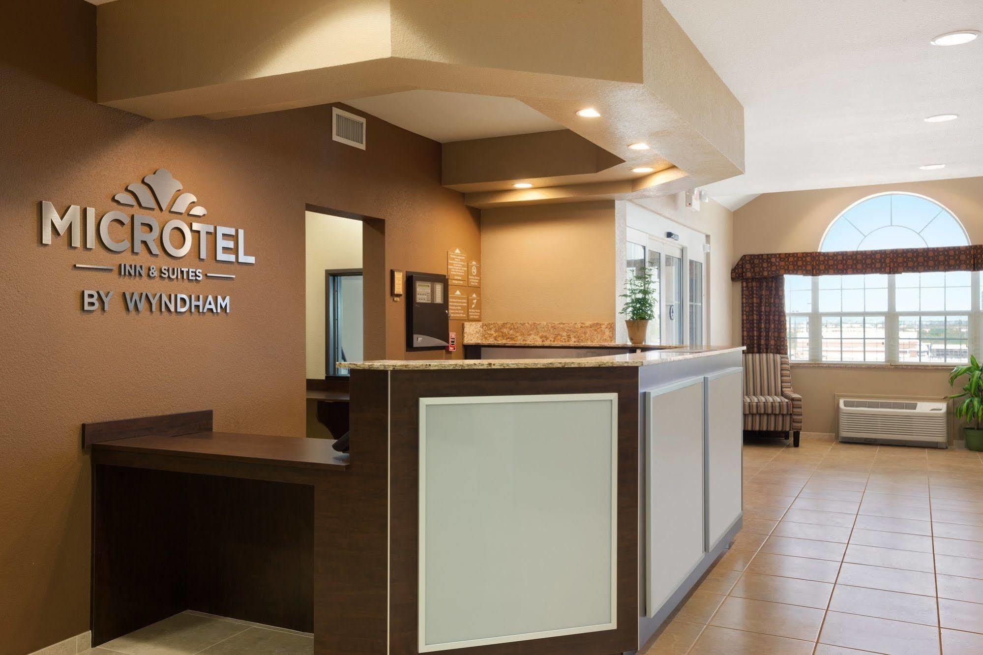Microtel Inn & Suites Kenedy Екстер'єр фото