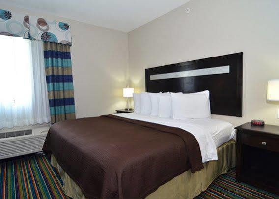Microtel Inn & Suites Kenedy Екстер'єр фото