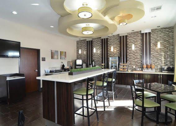 Microtel Inn & Suites Kenedy Екстер'єр фото